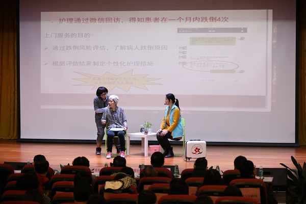 創(chuàng)投主體代表廣州護(hù)理學(xué)會(huì)通過(guò)表演小品的形式，生動(dòng)展示了為居家老人提供院后護(hù)理和專業(yè)護(hù)理服務(wù)的項(xiàng)目成效