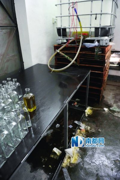 倉庫內(nèi)橄欖油過濾加工區(qū)衛(wèi)生很差，地上全是油污。
