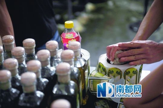 桌上堆著灌好的橄欖油與成卷的標(biāo)簽貼紙。