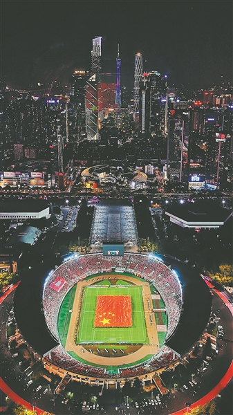 昨晚的天河體育場，“同升國旗、同唱國歌——我和國旗同框”活動熱烈舉行。從賽場高處望去，鮮艷的五星紅旗在璀璨的中軸線上分外醒目。3300平方米的國旗，5萬名熱情的觀眾，高唱的國歌……花城涌動的愛國熱情成為天河商圈最亮眼的色彩。