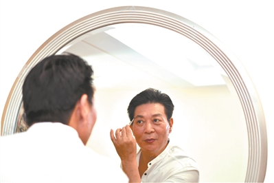 歐凱明在《醒獅·粵韻》后臺準備。