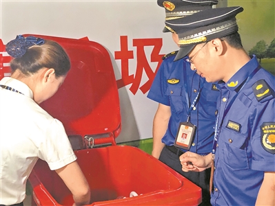 7月5日，市城市管理和綜合執(zhí)法局帶隊(duì)到海珠區(qū)、番禺區(qū)多個(gè)單位進(jìn)行垃圾分類專項(xiàng)執(zhí)法監(jiān)督檢查。