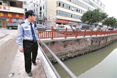 白云區(qū)鎮(zhèn)街河道警長在巡河。