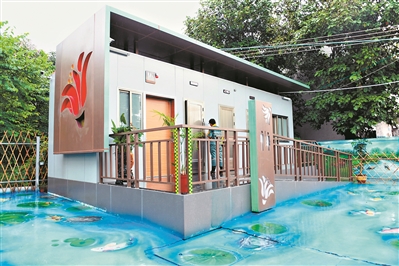 秀水公廁位于五眼橋西約64號(hào)側(cè)，以田園風(fēng)格裝修，公廁外設(shè)計(jì)成栩栩如生的立體彩繪鯉魚池。（資料圖片）