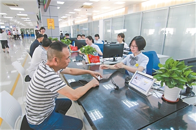 市民在政務(wù)中心辦理業(yè)務(wù)。