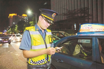 交警在廣州塔附近執(zhí)法查處違章出租車。 