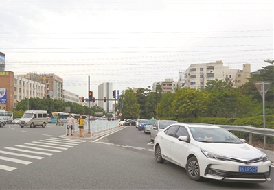 掉頭處與行人過街從空間上分離。