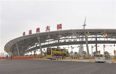 10月24日，從珠海開往香港的首批車輛駛上港珠澳大橋。