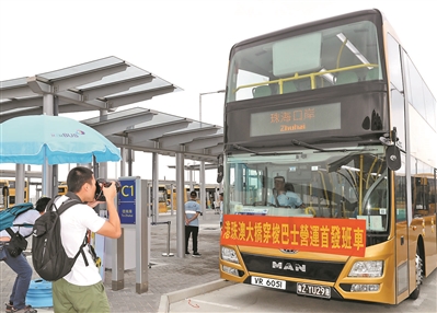 10月24日，記者在港珠澳大橋香港口岸拍攝開往珠?？诎兜拇┧蟀褪繝I運首發(fā)班車。