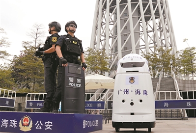 15日，AI－2000警用機(jī)器人安安警官上崗，協(xié)助羊城突擊隊(duì)海珠分隊(duì)特警隊(duì)員執(zhí)勤。