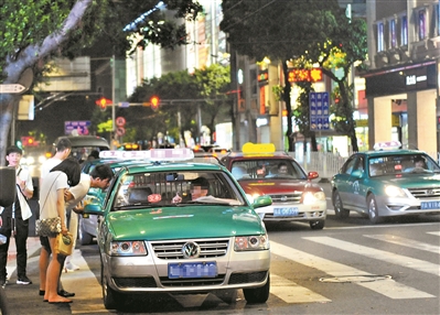 乘客乘坐出租車出行。（資料圖片）