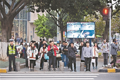 大部分行人遵守交通規(guī)則不會(huì)闖紅燈。