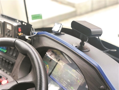 5G公交駕駛席正前方安裝有“車長人面識別”裝置。