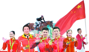 從左至右為：李丹、馮珊珊、陳艾森、林躍、劉詩雯、雷聲，騎馬者為華天。 