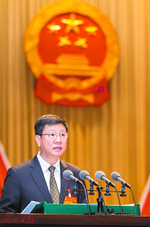 陳建華向大會(huì)作常委會(huì)工作報(bào)告。