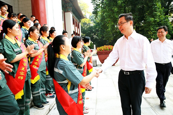 溫國(guó)輝市長(zhǎng)接見環(huán)衛(wèi)工人代表