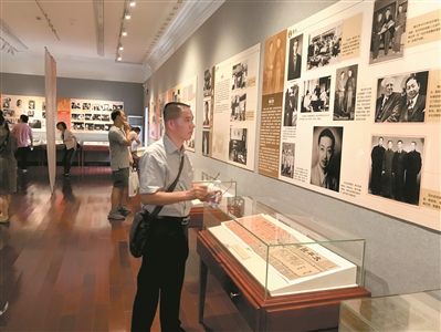 20日展出現(xiàn)場，圖片和文物將9位著名文學藝術巨匠的故事串聯(lián)起來。