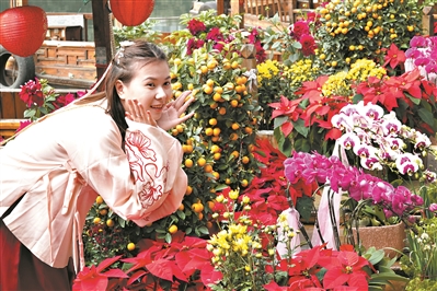 市民近距離體驗(yàn)“水上花街”的樂趣。廣州日?qǐng)?bào)全媒體記者莫偉濃 攝