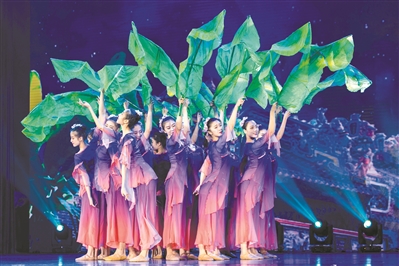 晚會現(xiàn)場，《雨潤芭蕉》舞蹈表演。