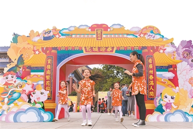 元宵嘉年華上，小朋友盡興玩耍。