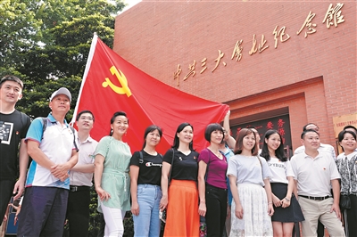 黨員干部在中共三大會址紀(jì)念館重溫入黨誓詞，堅定理想信念。廣州日報全媒體記者莫偉濃 攝.jpg