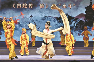 《白蛇傳·情》（上圖） 《六國大封相》（下圖） “此物最相思——《粵劇表演藝術(shù)大全》首發(fā)式”劇照
