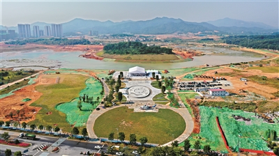 環(huán)湖總部經(jīng)濟(jì)帶動(dòng)工暨穗港澳通用航線啟動(dòng)活動(dòng)主會(huì)場(chǎng)航拍圖。