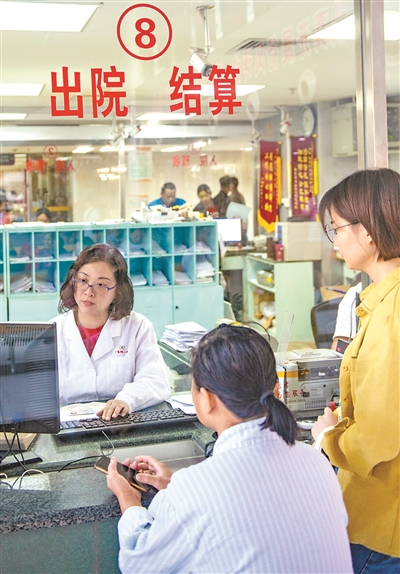 廣醫(yī)一院，辦理出院結(jié)算的病人及家屬。