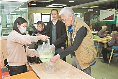 老人們在芳和花園小區(qū)的長者飯?zhí)么蝻垺?></p>
<span align=
