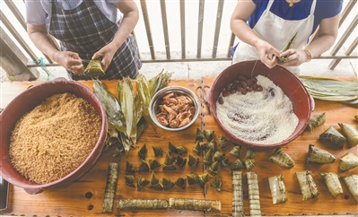 端午節(jié)包粽子