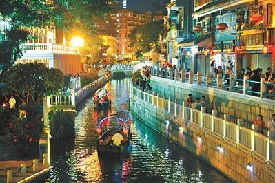 荔枝灣涌，水面浮光點點，人們依百年舊俗,乘花艇夜游。