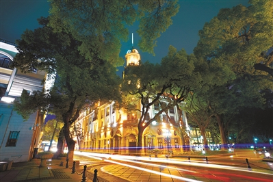 沙面島，匯豐銀行，在夜色中仿佛訴說著“一口通商”的歲月。
