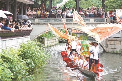 廣州共20多條龍舟匯聚荔枝灣,秀龍、斗龍、舞龍,鑼鼓喧天,一片歡騰。