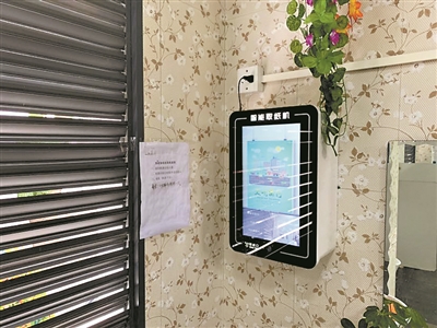 沙面南街的廁所里有刷臉取紙機(jī)。