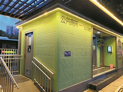 這個(gè)會發(fā)光的綠色小屋位于芳村大道西的滘口。