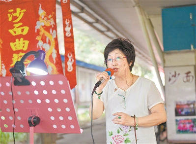 沙面粵劇曲藝團(tuán)盧美云現(xiàn)場(chǎng)唱戲。