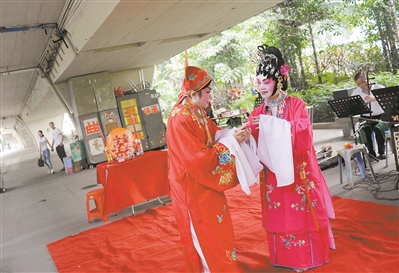 廣州沙面的引橋下成了大戲臺(tái)，每周四大戲準(zhǔn)時(shí)上演，這是正在演出的蓮姐與玉姐的折子戲。