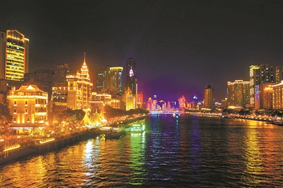 人民橋至海珠橋一段的珠江北岸建筑亮起燈光，迎接國(guó)慶到來(lái)。