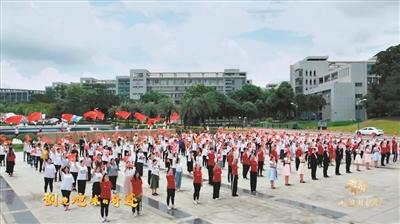 華師2000多師生拍攝MV獻禮國慶。