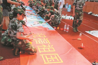廣美學生繪長卷祝福祖國。