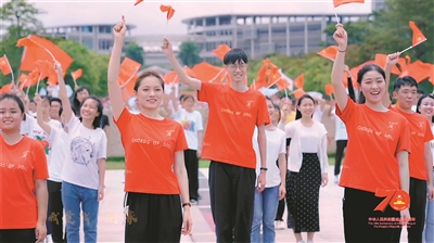 大學生揮舞國旗高歌歡慶國慶。