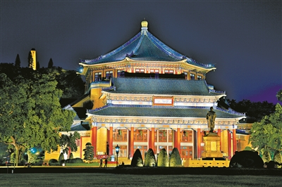 中山紀(jì)念堂為迎接國(guó)慶調(diào)試燈光。