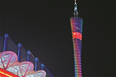 廣州塔上打出國(guó)旗圖案。