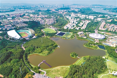 中心湖是大學(xué)城畢業(yè)生的集體回憶，從高空俯瞰，體育中心和廣州自行車輪滑極限運(yùn)動中心盡收眼底。