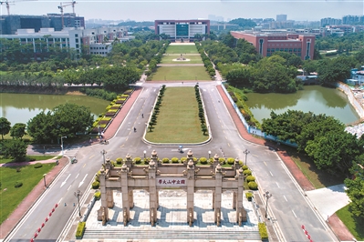 “國立中山大學(xué)”牌坊是大學(xué)城極具標(biāo)志性的景觀之一。