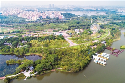 廣州北部的白云、從化、增城三個區(qū)有著豐富的山水自然資源，市民周末到北部市郊游山玩水，可以逃離城市的喧囂，感受詩與遠(yuǎn)方的悠閑。圖為白云湖東湖西岸的摩天輪，是市民拍照的標(biāo)志性景點(diǎn)。
