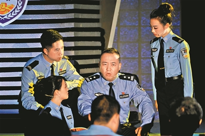 戰(zhàn)友講述英模故事。