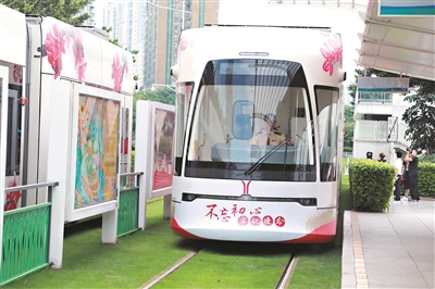 “不忘初心、牢記使命”主題列車在有軌電車海珠線亮相。