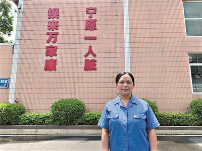 我是一名共產(chǎn)黨員，我的初心就是把為人民服務(wù)落實到每天的工作中去，把當(dāng)天的處理任務(wù)安全有序地完成好。 ——饒寶琴