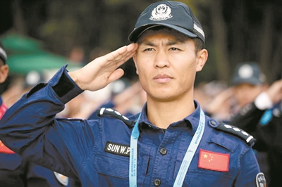 從穿上警服的那天起，我就深知人民警察的職責就是服務人民、守護平安。——孫萬鵬
